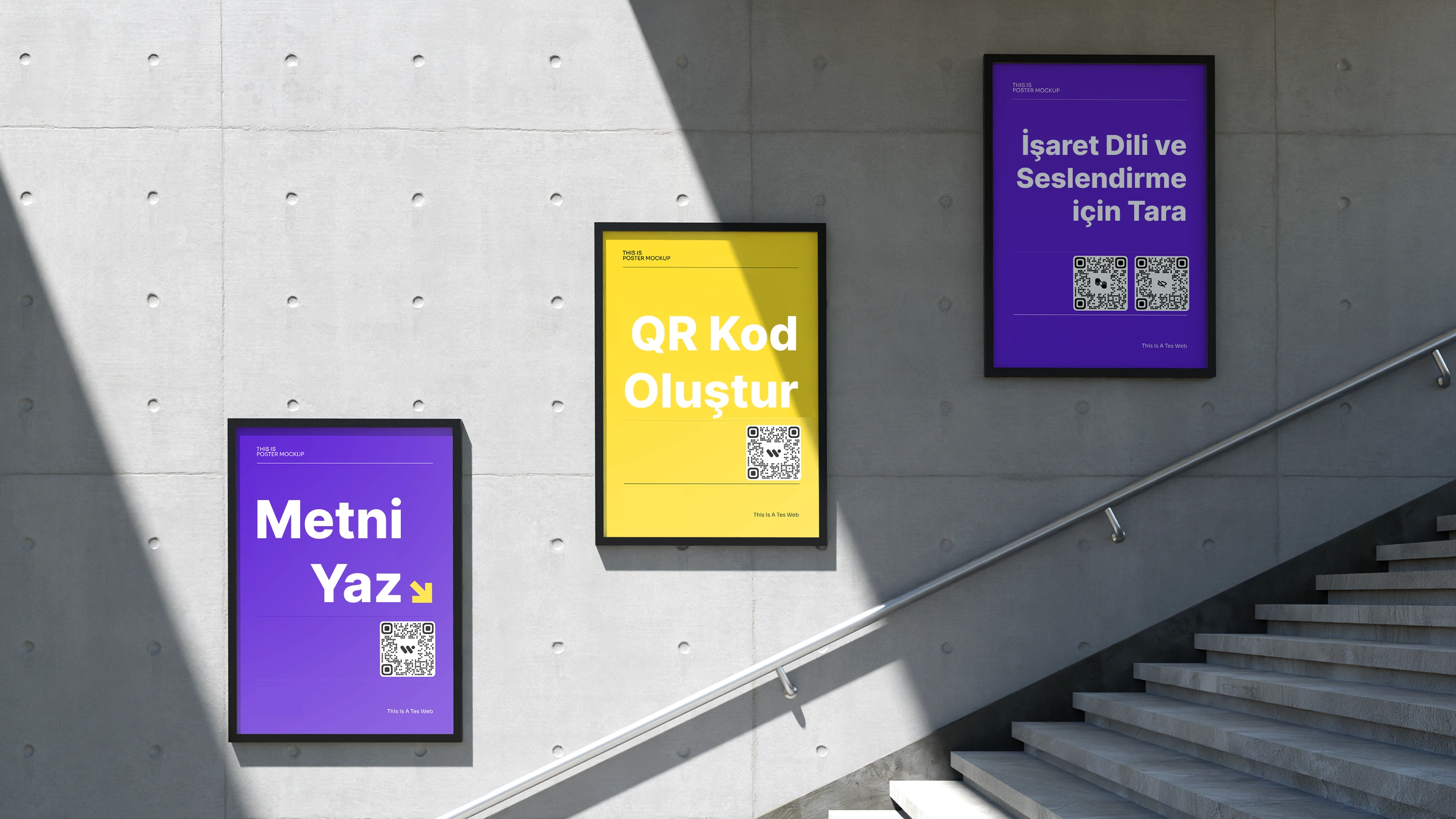 Görselde merdivenli beton bir duvar üzerinde üç poster görülüyor; posterlerden birinde Metni Yaz, diğerinde QR Kodu Oluştur! ve üçüncüsünde Ses veya İşaret için Tara yazıyor.