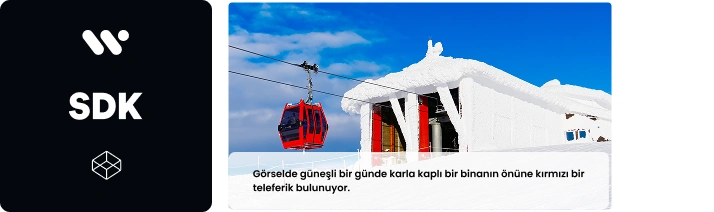Görselde güneşli bir günde karla kaplı bir binanın önünde kırmızı bir teleferik, sol tarafta SDK metni ve küçük bir simge görülüyor.